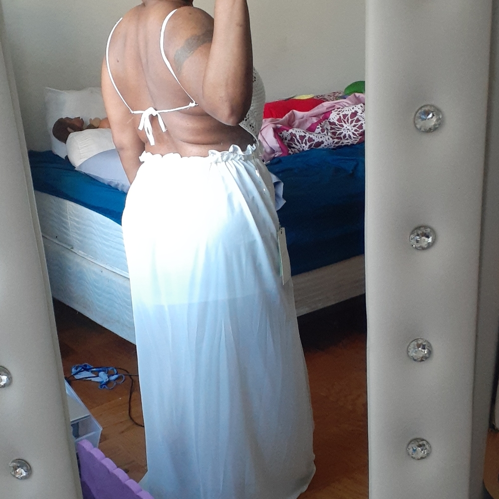 Backless Gown - Picture 3 of 4